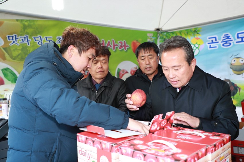 2.예천군, 경북사과홍보 행사..예천사과 서울에 맛보여